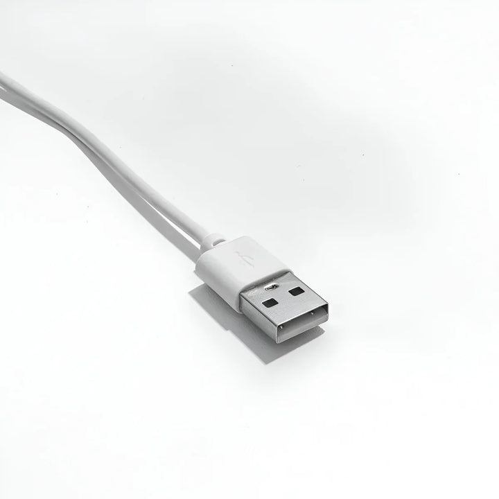Weißes USB-Kabel, Standardanschluss, Datenübertragung, Ladegerät, Computerzubehör.