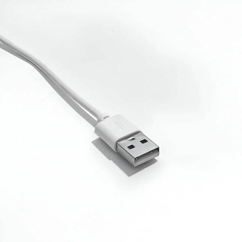 Weißes USB-Kabel, Standardanschluss, Datenübertragung, Ladegerät, Computerzubehör.