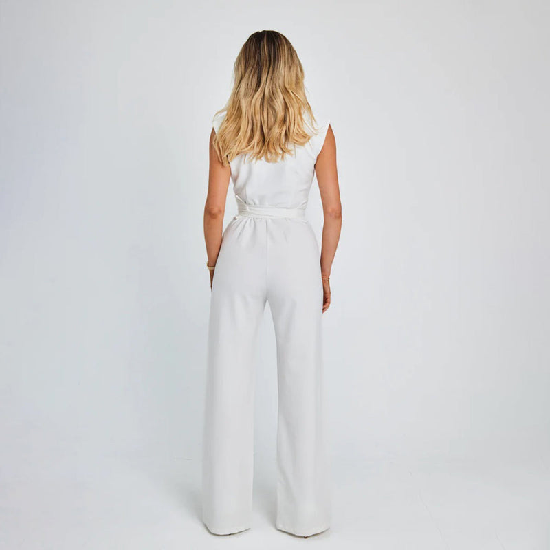 Frau in weißem ärmellosen Jumpsuit, Rückansicht, elegantes Design, Modefotografie.