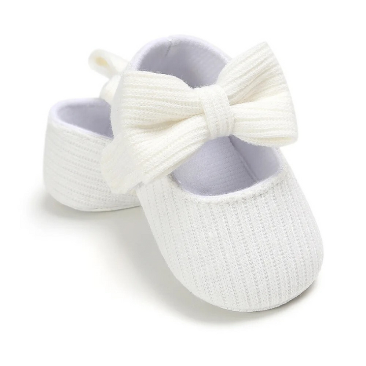 Weiße Baby-Ballerinas mit Schleife, gestricktes Design, weiches Material, Neugeborenen-Schuhe.