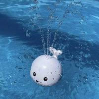 Weißer Wal-Badespielzeug spritzt Wasser im Pool, Kinder Wasserspielzeug, Sommer Spaß.