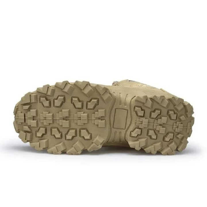 Beige Wanderschuhsohle mit robustem Profil, rutschfest, ideal für Outdoor-Aktivitäten.