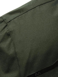 Grüne wasserdichte Outdoor-Windjacke aus Polyester für Herren, Nahaufnahme Stoff.