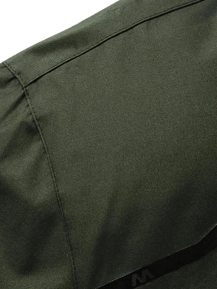 Grüne wasserdichte Outdoor-Windjacke aus Polyester für Herren, Nahaufnahme Stoff.