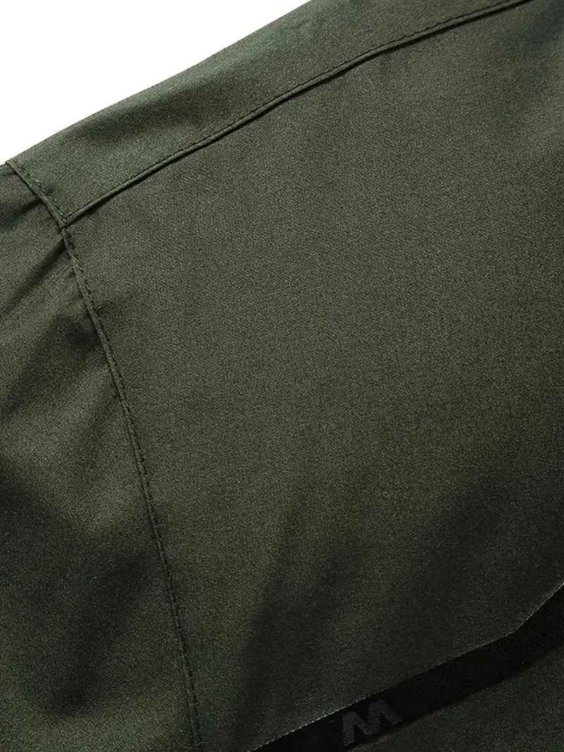 Grüne wasserdichte Outdoor-Windjacke aus Polyester für Herren, Nahaufnahme Stoff.