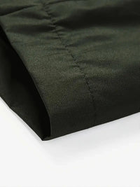 Dunkelgrüne winddichte Outdoorjacke, wasserdicht, ideal für Wandern und Camping.