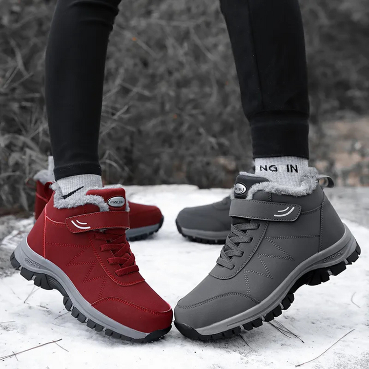 Rote und graue Winterstiefel, wasserdicht, warm gefüttert, rutschfeste Sohle, Outdoor-Schuhe.