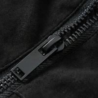 Schwarzer Reißverschluss auf schwarzem Stoff, Nahaufnahme, Metallreißverschluss, Textilzubehör.