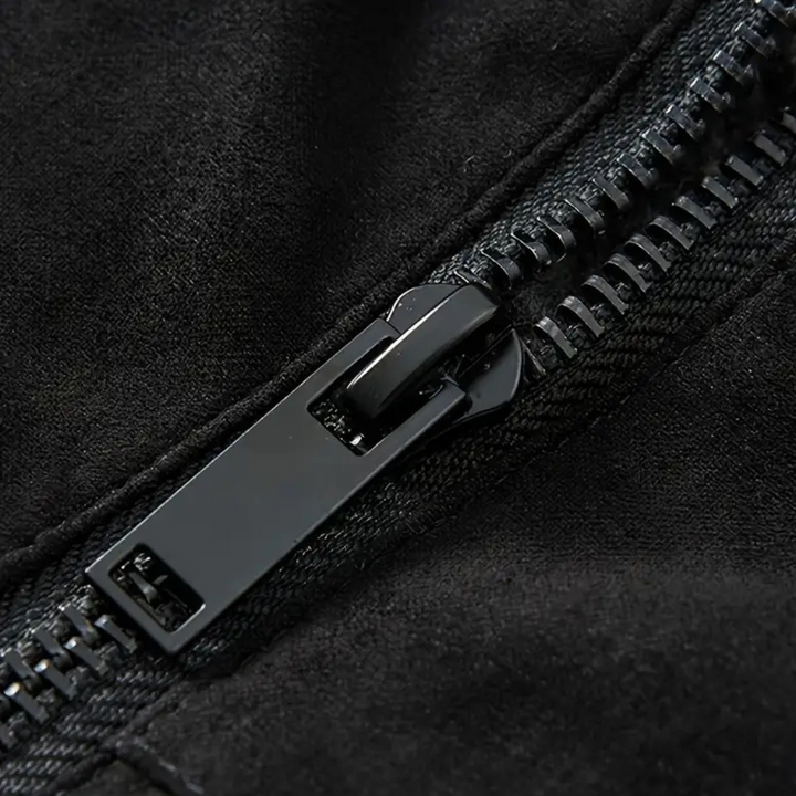 Schwarzer Reißverschluss auf schwarzem Stoff, Nahaufnahme, Metallreißverschluss, Textilzubehör.