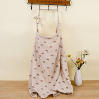 Beiger Baby-Schlafsack mit Regenbogenmuster, Baumwolle, hängend an Holzkleiderbügel.