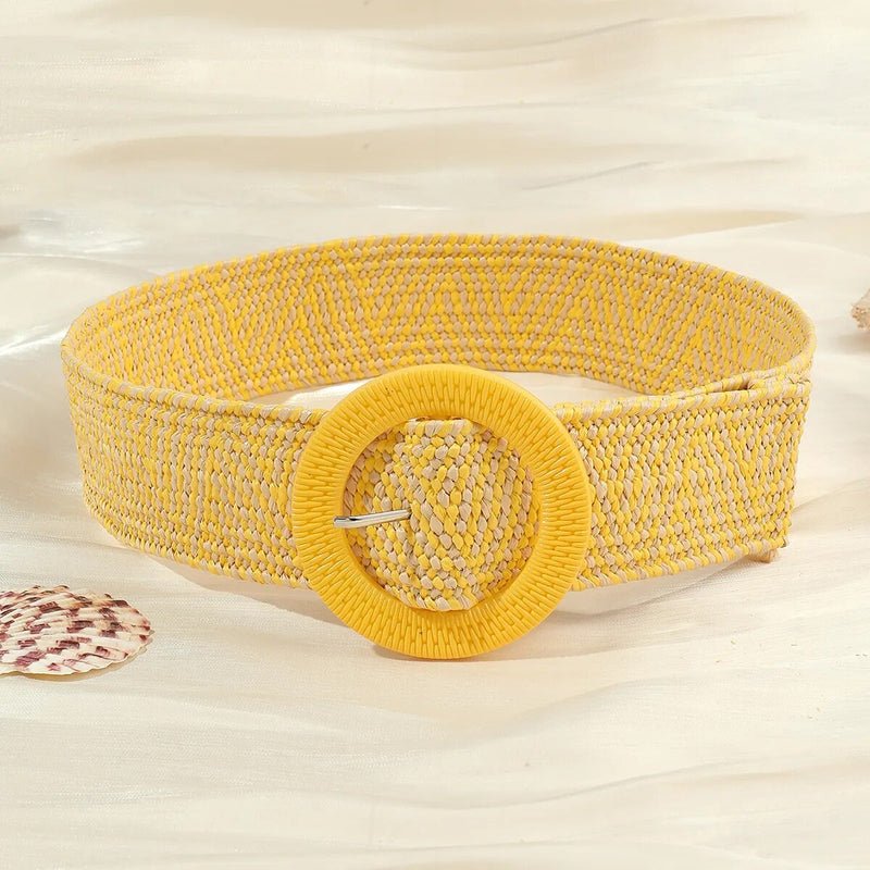 Gelber gewebter Gürtel mit runder Schnalle, modisches Accessoire, Damenmode, Sommerstil.