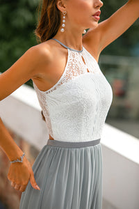 Frau in elegantes, ärmelloses Spitzenkleid, weißes Oberteil, grauer Rock, Sommermode.