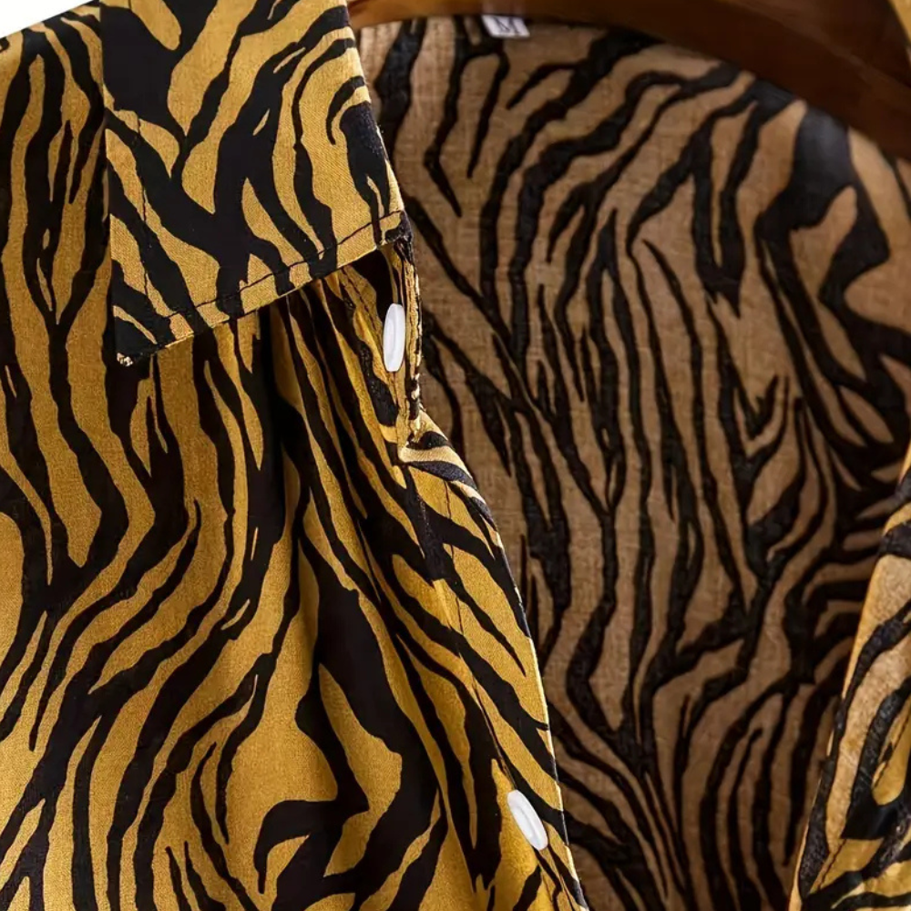 Gelbes Hemd mit Zebramuster, Baumwolle, Knöpfe, modisch, Damenbekleidung, Safari-Stil.