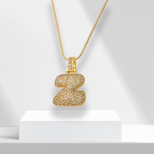 Goldene Buchstabenanhänger Halskette mit Zirkonia, Buchstabe Z, luxuriöses Schmuckdesign.