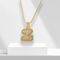 Goldene Buchstabenanhänger Halskette mit Zirkonia, Buchstabe Z, luxuriöses Schmuckdesign.