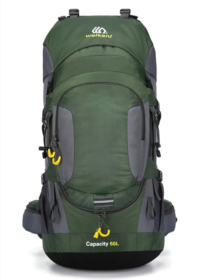 Grüner 60L Wanderrucksack mit grauen Akzenten, ideal für Outdoor-Abenteuer und Trekking.