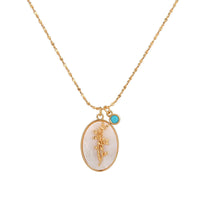 Goldene Halskette mit ovalem Anhänger, Blumenmotiv, türkisfarbener Akzent, Damen-Schmuck.
