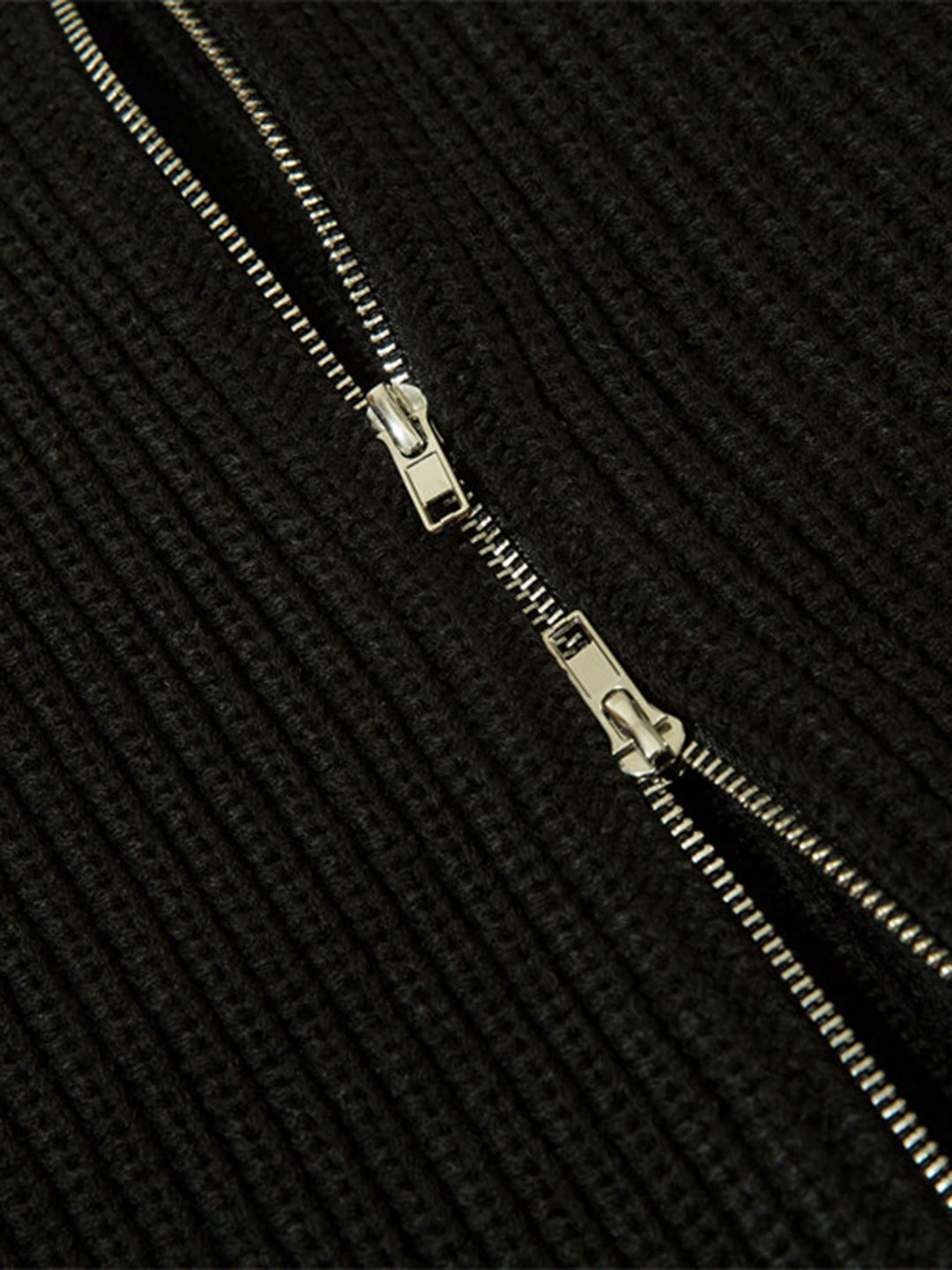 Schwarzer Strickstoff mit silbernem Reißverschluss, Nahaufnahme, Textur, Modeaccessoire.