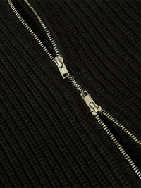 Schwarzer Strickstoff mit silbernem Reißverschluss, Nahaufnahme, Textur, Modeaccessoire.