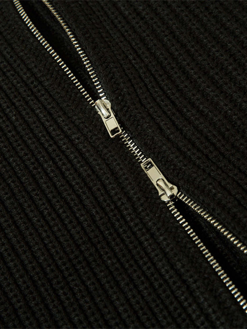 Schwarzer Strickstoff mit silbernem Reißverschluss, Nahaufnahme, Textur, Modeaccessoire.