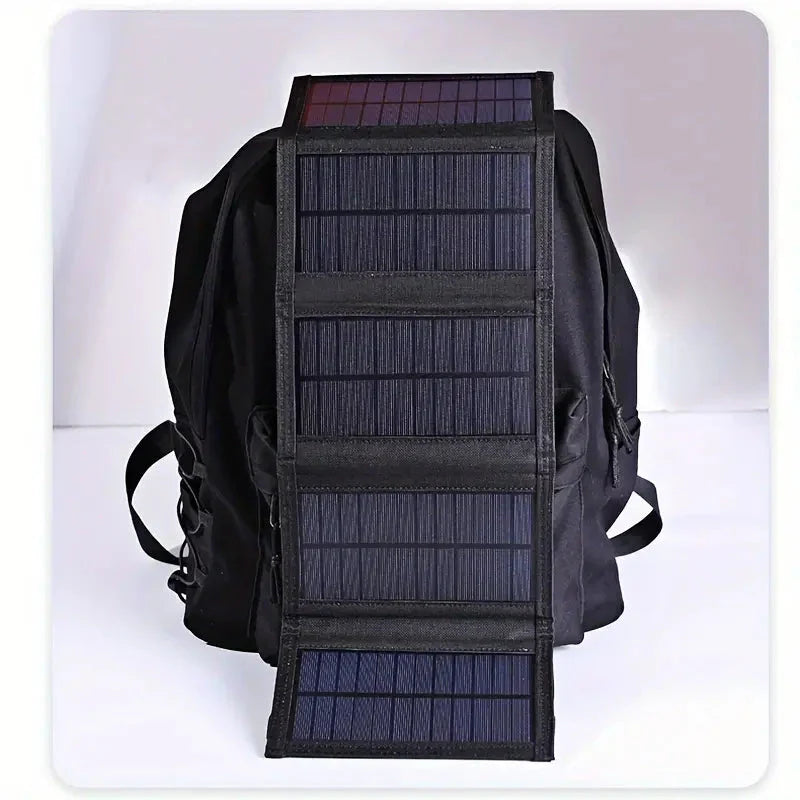 Schwarzer Rucksack mit integriertem Solarpanel, ideal für umweltfreundliches Reisen und Outdoor-Aktivitäten.