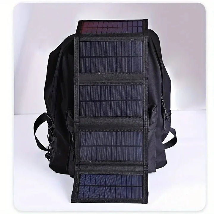 Schwarzer Rucksack mit integriertem Solarpanel, ideal für umweltfreundliches Reisen und Outdoor-Aktivitäten.