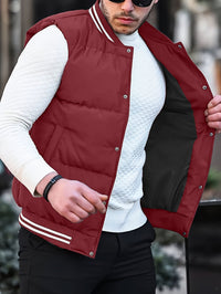 Mann in roter Steppweste, weißem Pullover, schwarze Hose, modisch, urbaner Stil.