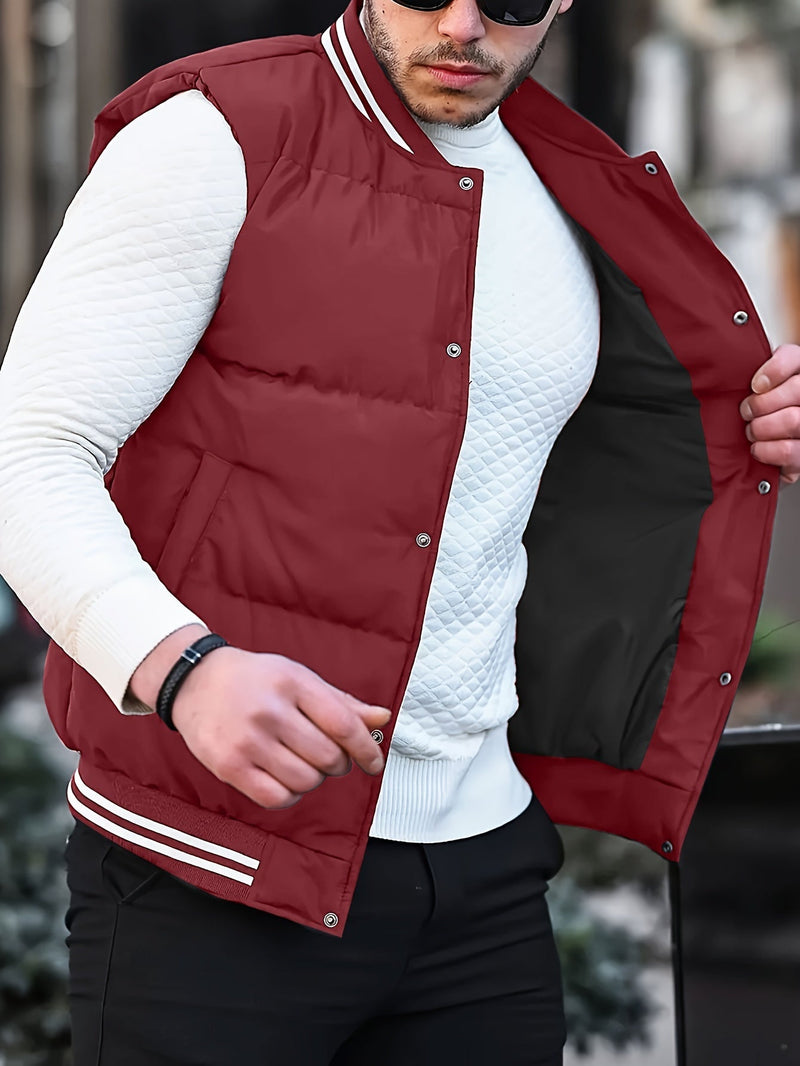 Mann in roter Steppweste, weißem Pullover, schwarze Hose, modisch, urbaner Stil.