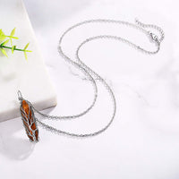 Silberkette mit braunem Edelstein-Anhänger, handgefertigt, elegantes Schmuckdesign.