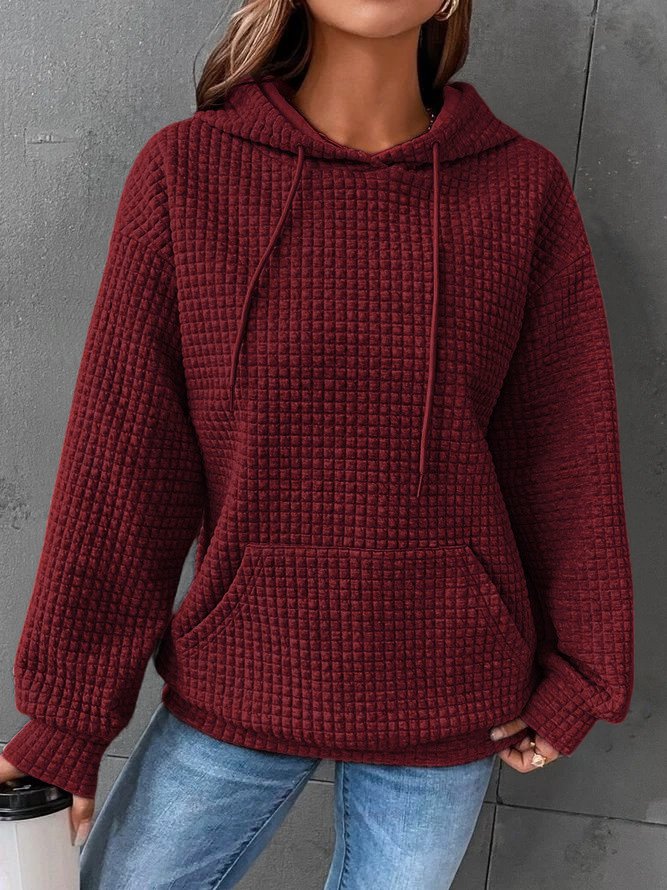 Frau in rotem Kapuzenpullover aus Strickstoff, lässig, modisch, Herbstmode, Damenbekleidung.