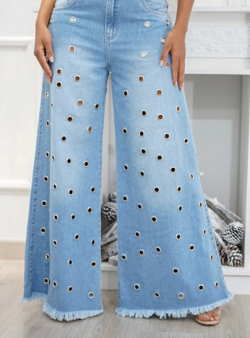 Damen-Jeans mit ausgestelltem Bein, hellblau, Löcher, Fransen, modisch, lässig.