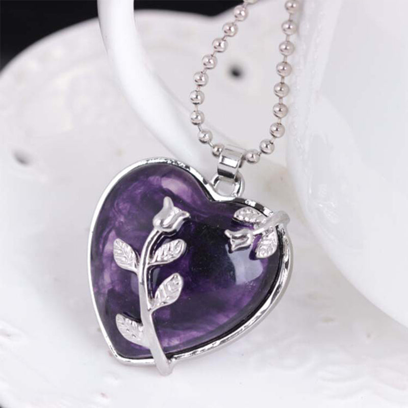 Herzförmiger Amethyst-Anhänger mit Silberkette, florales Design, eleganter Schmuck.