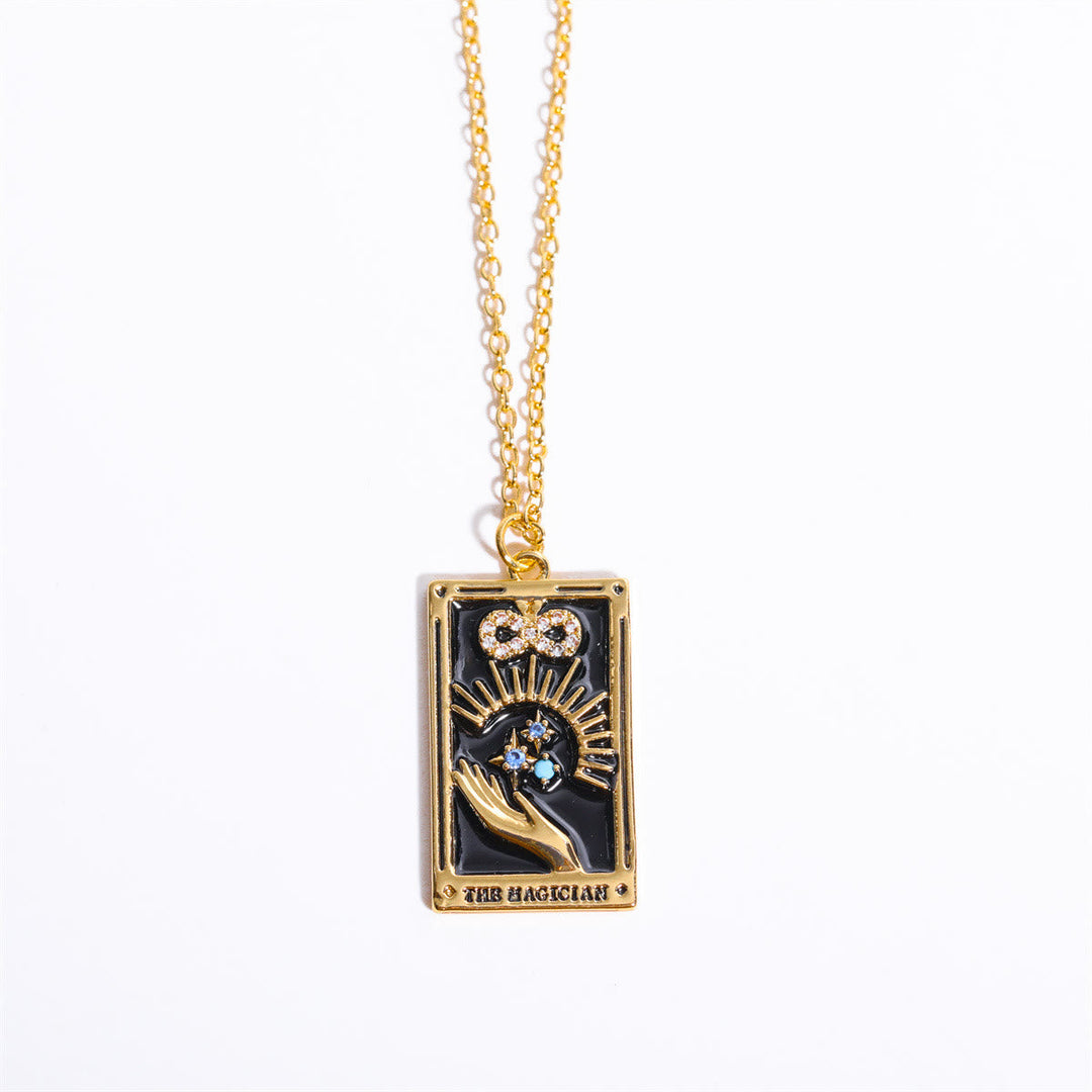 Goldene Halskette mit Tarot-Anhänger, schwarzer Hintergrund, Hand- und Sonnenmotiv, Damen-Schmuck.