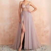 Elegantes Abendkleid rosa Tüll mit Pailletten, V-Ausschnitt, hoher Schlitz, festlich, Damenmode.