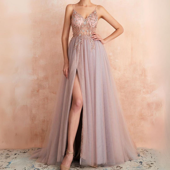 Elegantes Abendkleid rosa Tüll mit Pailletten, V-Ausschnitt, hoher Schlitz, festlich, Damenmode.