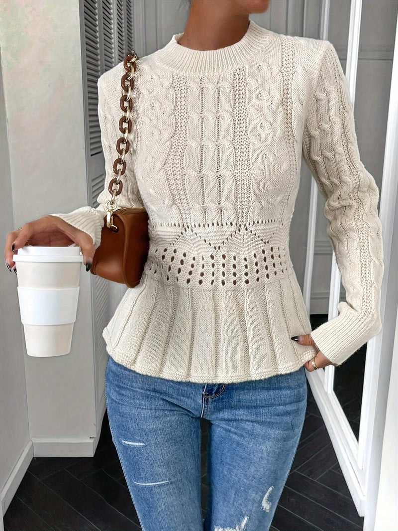Frau in cremefarbenem Strickpullover mit Kaffeebecher und brauner Umhängetasche.
