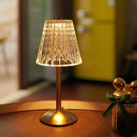 Goldene Tischlampe mit strukturiertem Schirm, warmes Licht, modernes Design, Wohnzimmer-Dekor.