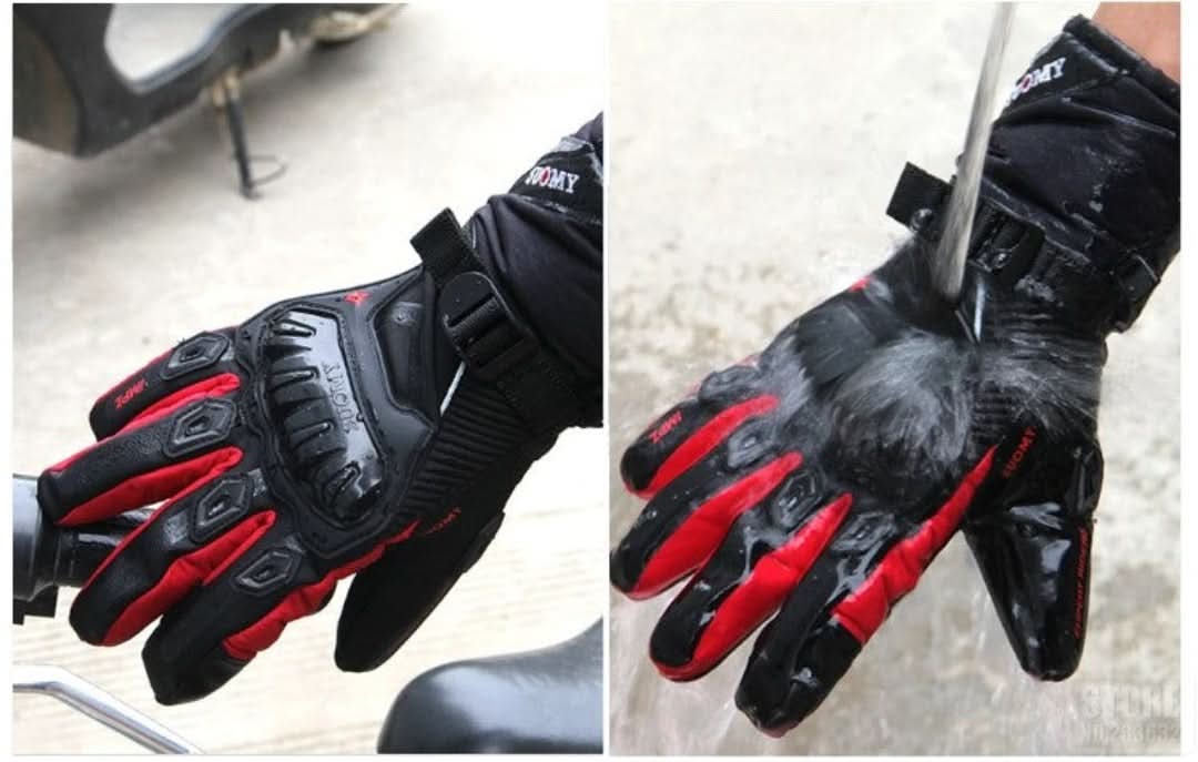 Schwarze und rote wasserdichte Motorradhandschuhe, robustes Design, Schutz beim Fahren.