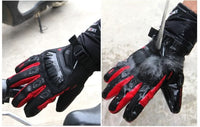 Schwarze und rote wasserdichte Motorradhandschuhe, robustes Design, Schutz beim Fahren.