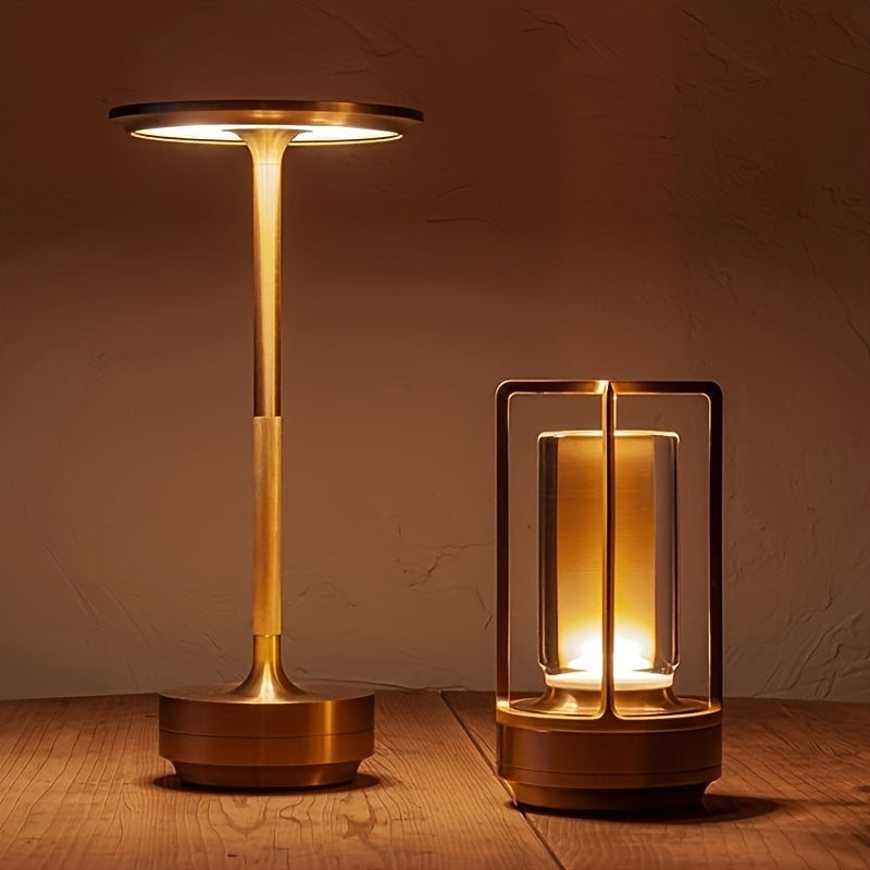 Moderne LED-Tischlampen aus Metall in Gold auf Holzoberfläche, stilvolle Beleuchtung.