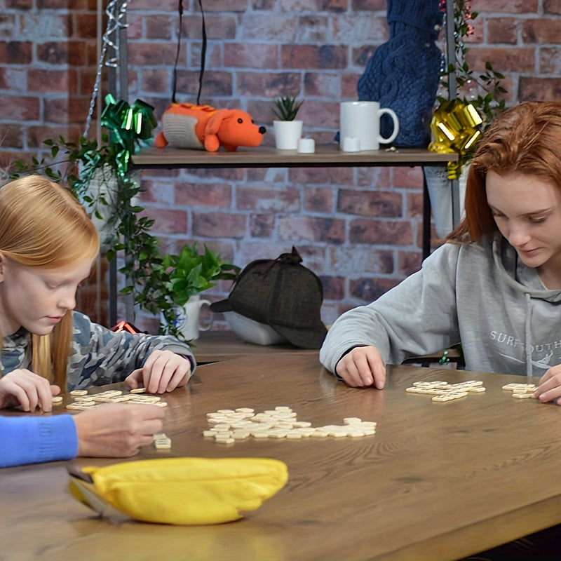 Zwei Mädchen spielen mit Holzbuchstaben auf Holztisch, Ziegelwand im Hintergrund, Pflanzen.