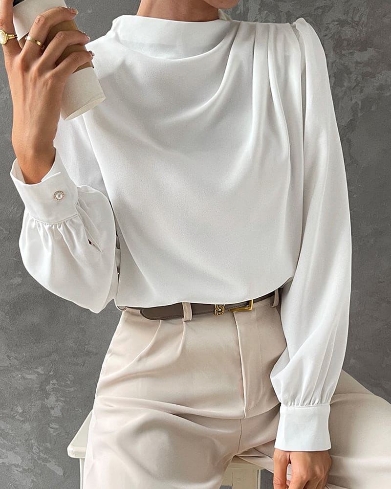 Elegante weiße Bluse mit langen Ärmeln, Damenmode, Büro-Outfit, stilvoll und modern.