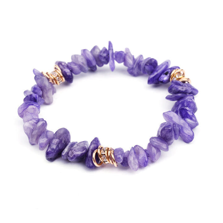 Lila Amethyst-Armband mit goldenen Akzenten, Edelstein-Schmuck, elastisch, handgefertigt.