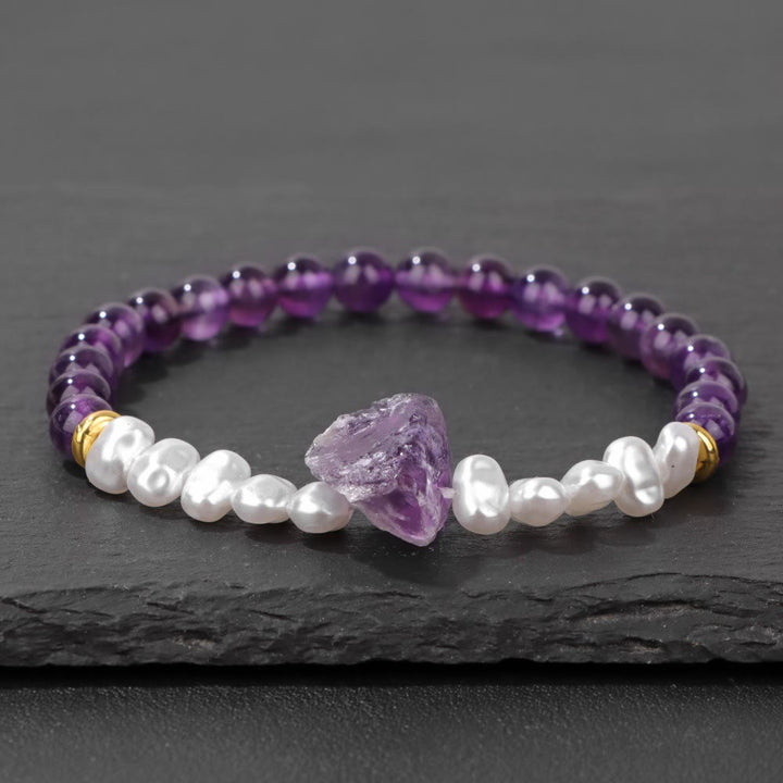 Armband aus Amethyst und Perlen, lila und weiß, handgefertigt, Schmuck für Damen.