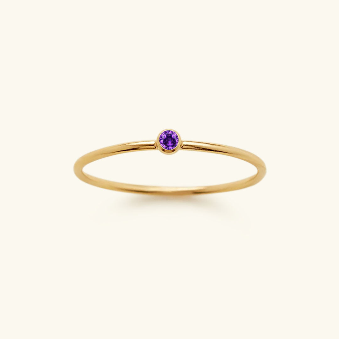 Goldener Ring mit Amethyst, minimalistisches Design, zierlicher Schmuck, lila Edelstein.