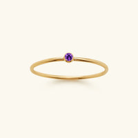 Goldener Ring mit Amethyst, minimalistisches Design, zierlicher Schmuck, lila Edelstein.