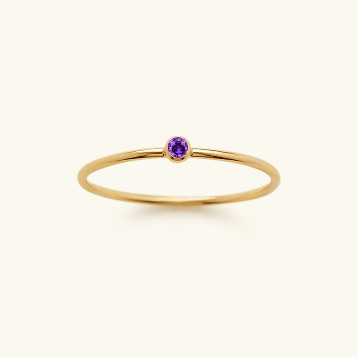 Goldener Ring mit Amethyst, minimalistisches Design, zierlicher Schmuck, lila Edelstein.