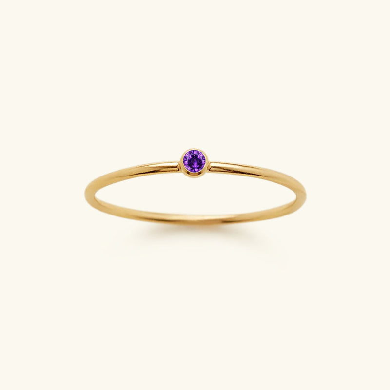 Goldener Ring mit Amethyst, minimalistisches Design, zierlicher Schmuck, lila Edelstein.