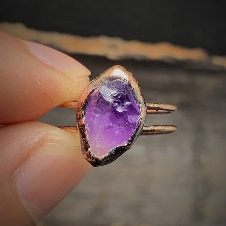 Rohstein Amethyst Ring, handgefertigt, Kupferfassung, lila Edelstein, Unikat Schmuckstück.