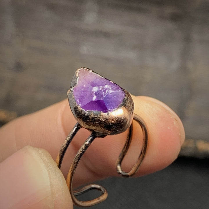 Amethyst-Ring mit verstellbarem Kupferband, lila Edelstein, handgefertigter Schmuck.